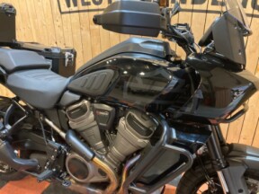 2021 Harley-Davidson<sup>®</sup> Pan America™ 1250 Special Vivid Black thumb 3