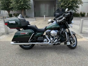 2016 Harley-Davidson<sup>®</sup> Ultra Limited Two-Tone Deep Jade Pearl/Vivid Black thumb 3