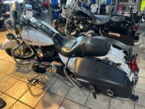 2012 Harley-Davidson<sup>®</sup> Road King<sup>®</sup> Classic White Hot Pearl thumb 1