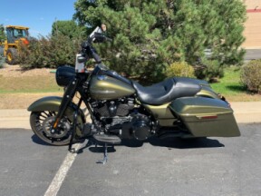 2017 Harley-Davidson<sup>®</sup> Road King<sup>®</sup> Special Olive Gold thumb 1