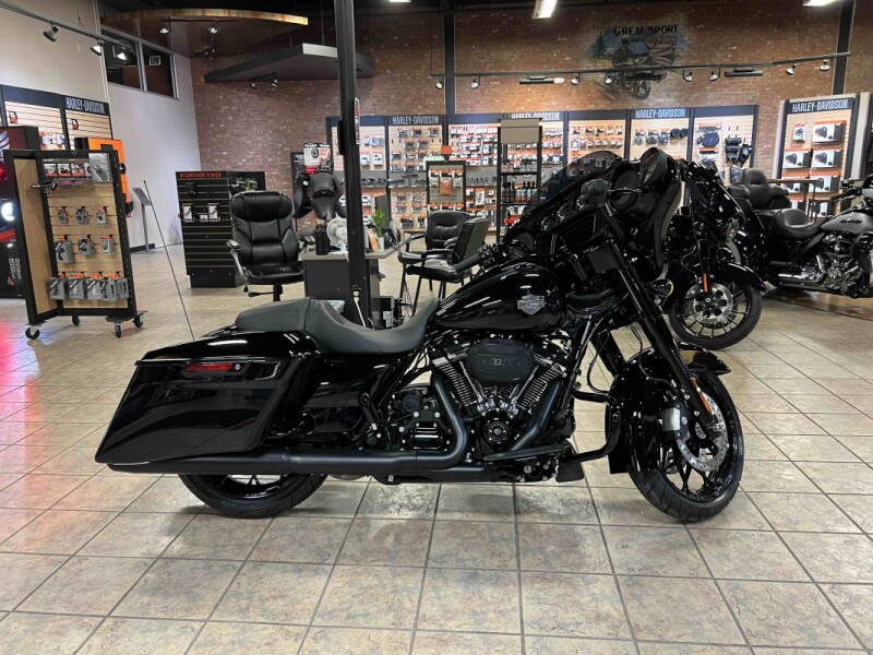 2023 Harley-Davidson<sup>®</sup> Street Glide<sup>®</sup> Special Vivid Black – Black Finish