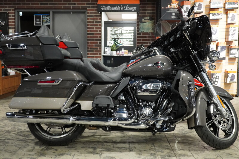 2023 Harley-Davidson<sup>®</sup> Ultra Limited Gray Haze/Silver Fortune