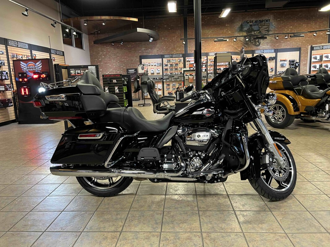 2023 Harley-Davidson<sup>®</sup> Ultra Limited Vivid Black