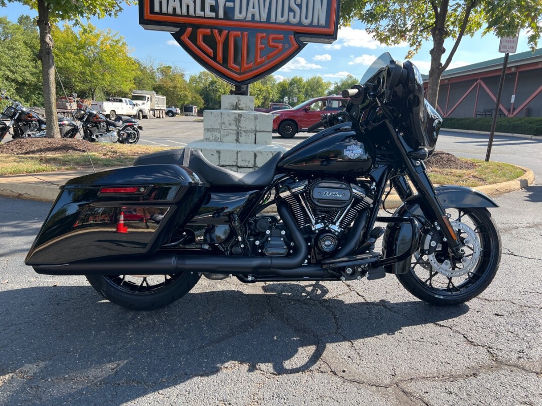 2023 FLHXS Street Glide® Special In Vivid Black