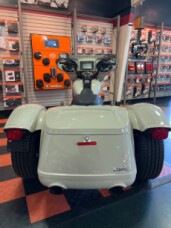 2023 Harley-Davidson<sup>®</sup> Freewheeler<sup>®</sup> White Sand Pearl thumb 1