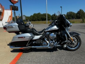 2015 Harley-Davidson<sup>®</sup> Ultra Limited Low Two-Tone Brilliant Silver Pearl/Vivid Black thumb 3