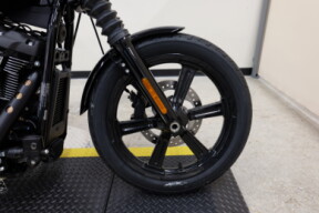 2022 FXBBS Street Bob® 114 - In Vivid Black thumb 3