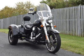 2015 Harley-Davidson<sup>®</sup> Freewheeler™ FLRT thumb 3