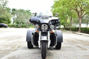 2022 Harley-Davidson<sup>®</sup> Tri Glide<sup>®</sup> Ultra FLHTCUTG thumb 2