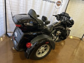 2015 Harley-Davidson<sup>®</sup> Tri Glide<sup>®</sup> Ultra FLHTCUTG Vivid Black thumb 3