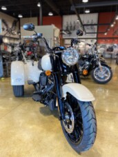 2023 Harley-Davidson® Freewheeler® White Sand Pearl thumb 1