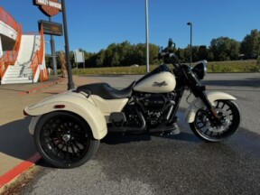 2023 Harley-Davidson<sup>®</sup> Freewheeler<sup>®</sup> White Sand Pearl thumb 3