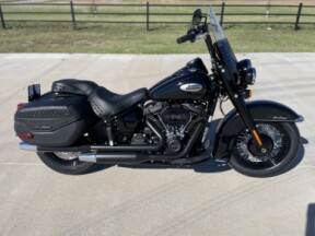 2023 Harley-Davidson<sup>®</sup> Heritage Classic Vivid Black – Black Finish thumb 3