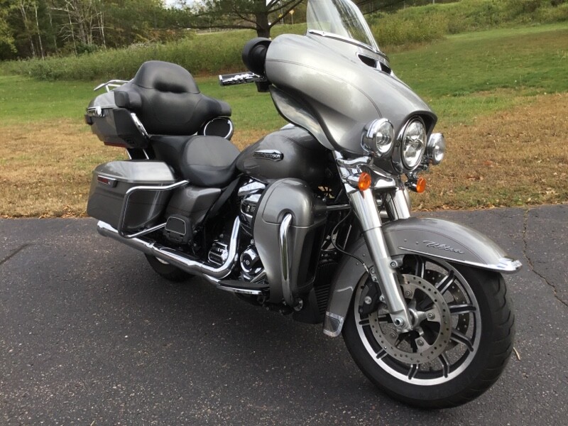 2017 Harley-Davidson® Electra Glide® Ultra Classic® BILLET SILVER W/PINSTRIPE