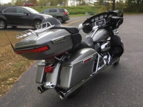 2017 Harley-Davidson® Electra Glide® Ultra Classic® BILLET SILVER W/PINSTRIPE thumb 1