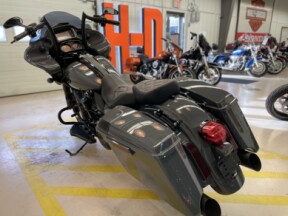 2018 Harley-Davidson<sup>®</sup> CVO<sup>™</sup> Road Glide<sup>®</sup> Gunship Grey – Black Finish thumb 0
