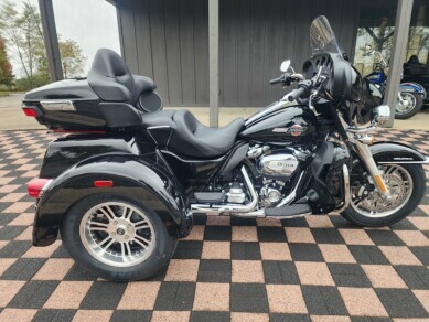 2023 Harley-Davidson Tri Glide Ultra  FLHTCUTG BLACK W/ PINSTRIPE