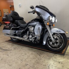 CERTIFIED PRE-OWNED 2019 Harley-Davidson Ultra Limited Midnight Blue/Barracuda Silver FLHTK thumb 3