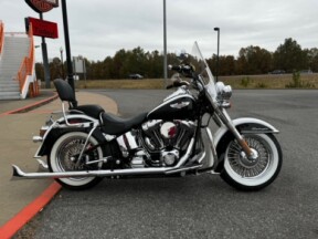 2005 Harley-Davidson<sup>®</sup> Softail® Deluxe Two-Tone Glacier White Pearl and Vivid Black thumb 3