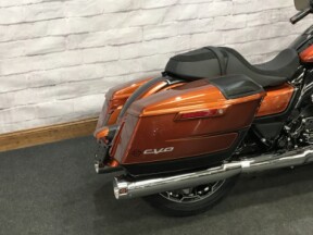 2023 Harley-Davidson<sup>®</sup> CVO™ Street Glide<sup>®</sup> Whiskey Neat w/ Raven Metallic FLHXSE thumb 3