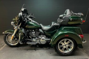 Harley-Davidson<sup>®</sup> Tri Glide<sup>®</sup> Ultra 2019 FLHTCUTG GREEN/BLACK thumb 0
