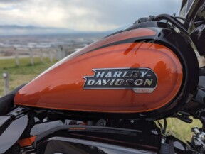 2023 Harley-Davidson<sup>®</sup> CVO™ Street Glide<sup>®</sup> Whiskey Neat w/ Raven Metallic thumb 1
