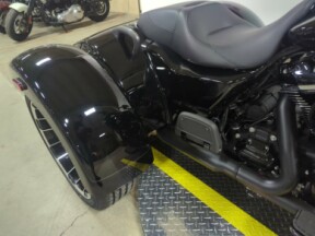 2023 Harley-Davidson® Road Glide® 3 Vivid Black – Black Finish thumb 1