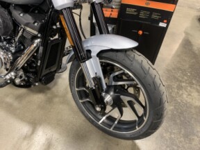 Harley-Davidson<sup>®</sup> Sport Glide<sup>™</sup> 2019 FLSB Brilliant Silver thumb 2