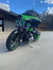 2008 Harley-Davidson<sup>®</sup> Electra Glide® Ultra Classic® Vivid Black/Green thumb 3