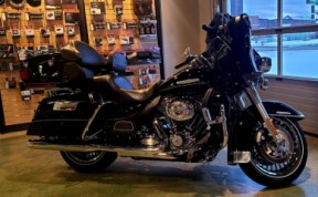 2011 Harley-Davidson<sup>®</sup> Electra Glide<sup>®</sup> Ultra Limited Vivid Black thumb 3