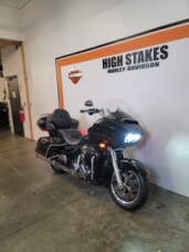 2017 Harley-Davidson<sup>®</sup> Road Glide<sup>®</sup> Ultra Black Quartz FLTRU thumb 2