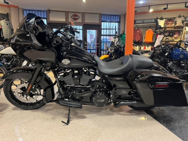 2023 Harley-Davidson<sup>®</sup> Road Glide<sup>®</sup> Special Vivid Black