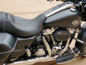 2022 Harley-Davidson<sup>®</sup> Street Glide<sup>®</sup> Special Black Denim thumb 3
