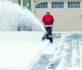 TORO 21 in. Power Clear® e21 60V Snow Blower with 7.5Ah Battery and Charger 39901B thumb 1