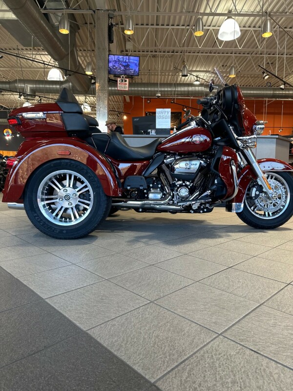 FLHTCUTG 2024 Tri Glide Ultra - Photo 3