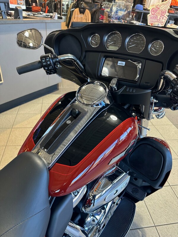 FLHTCUTG 2024 Tri Glide Ultra - Photo 10