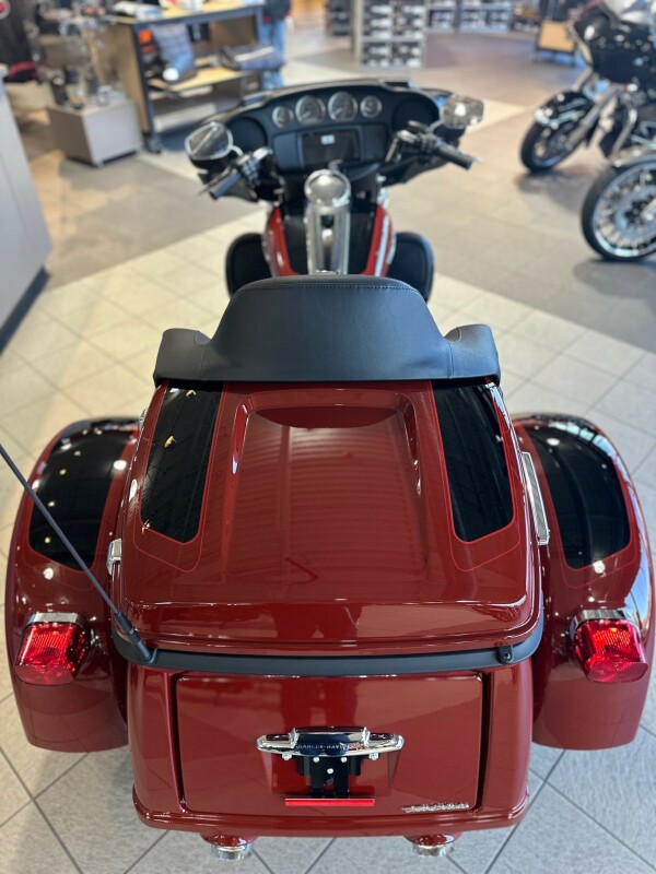 FLHTCUTG 2024 Tri Glide Ultra - Photo 9