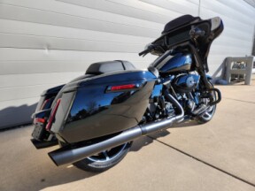 2024 Harley-Davidson<sup>®</sup> Street Glide® Vivid Black thumb 3