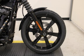 2024 FXBBS Street Bob® 114 Vivid Black thumb 3