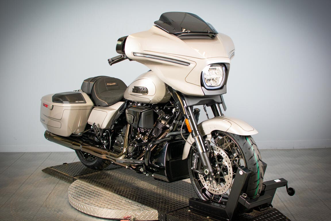 2023 Harley-Davidson CVO Street Glide FLHXSE - Photo 2