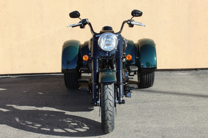 Harley-Davidson Freewheeler 2024 FLRT 84420011 ALPINE GRN/BLK W/ PINSTRIPE - Photo 2