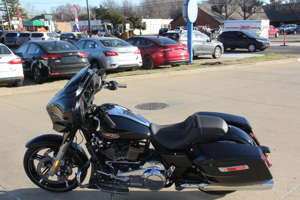 2024 Harley-Davidson Street Glide Vivid Black - Photo 3