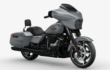 2024 Harley-Davidson<sup>®</sup> Street Glide® Atlas Silver Metallic - Black Finish