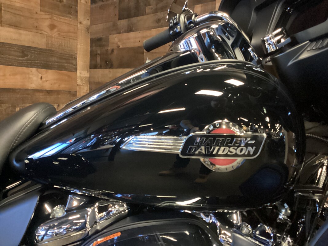 2024 Harley-Davidson Tri Glide Ultra Vivid Black FLHTCUTG - Photo 8