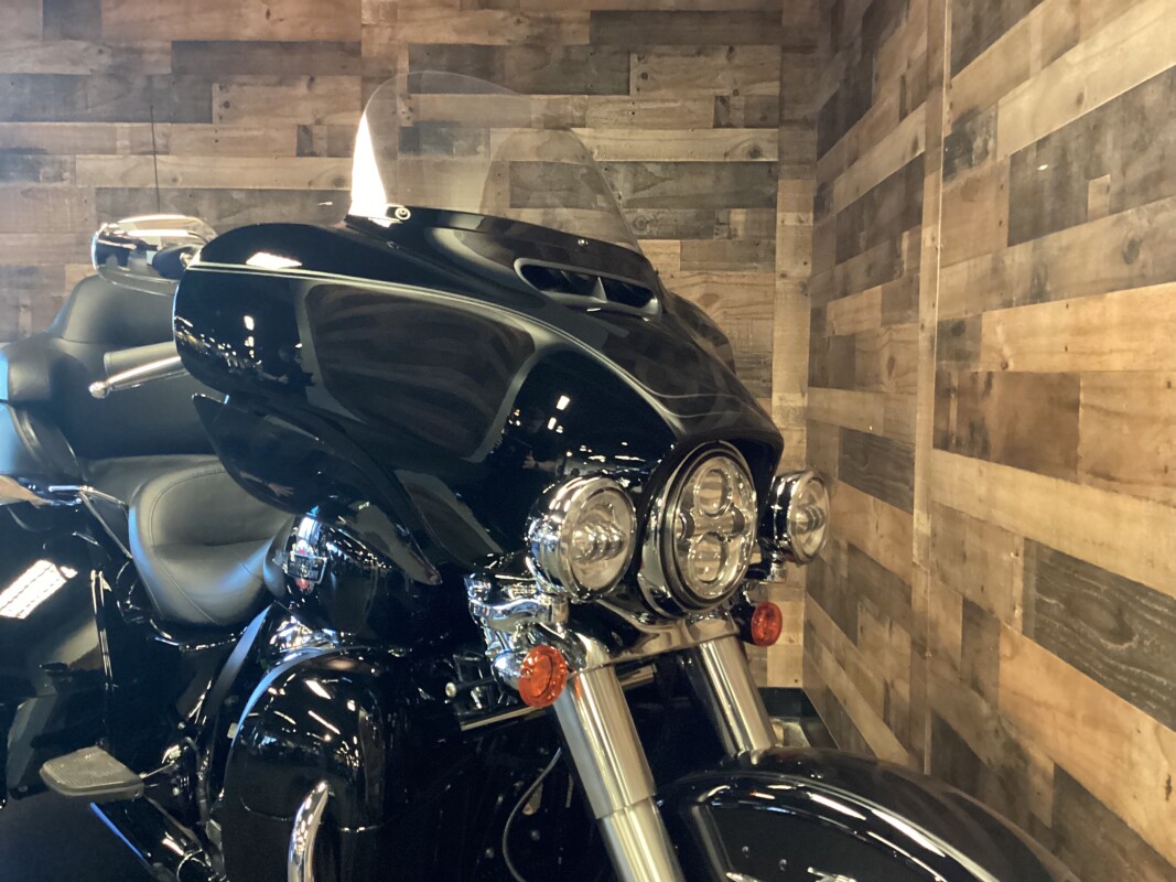 2024 Harley-Davidson Tri Glide Ultra Vivid Black FLHTCUTG - Photo 5