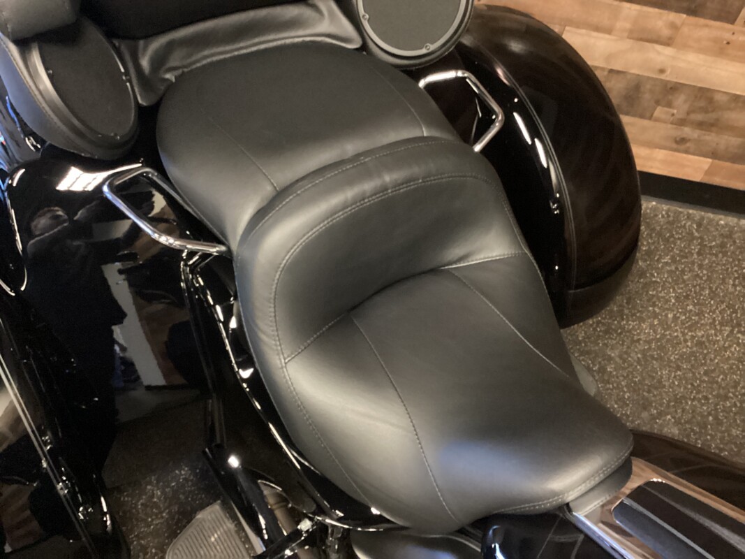 2024 Harley-Davidson Tri Glide Ultra Vivid Black FLHTCUTG - Photo 9