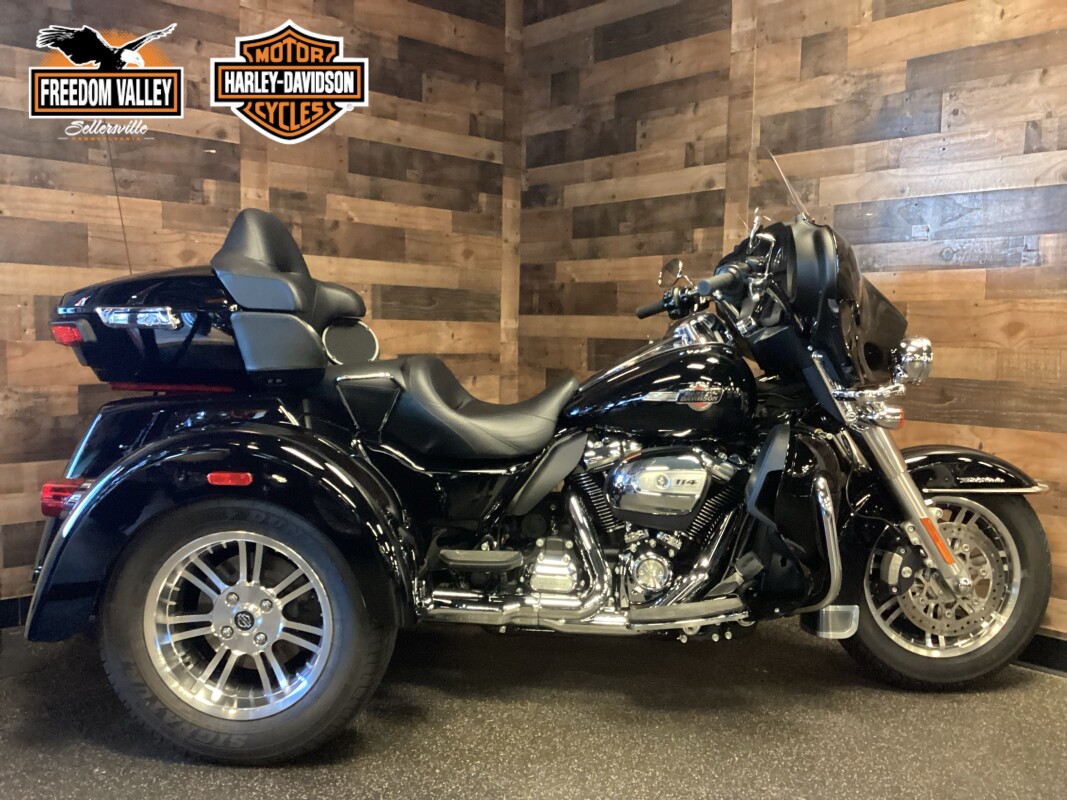 2024 Harley-Davidson Tri Glide Ultra Vivid Black FLHTCUTG - Photo 2