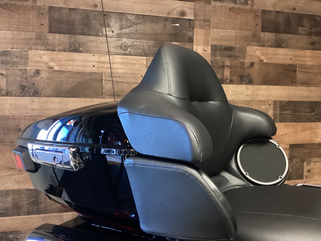 2024 Harley-Davidson Tri Glide Ultra Vivid Black FLHTCUTG - Photo 10