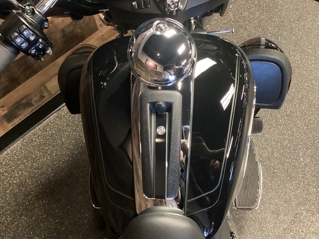 2024 Harley-Davidson Tri Glide Ultra Vivid Black FLHTCUTG - Photo 7