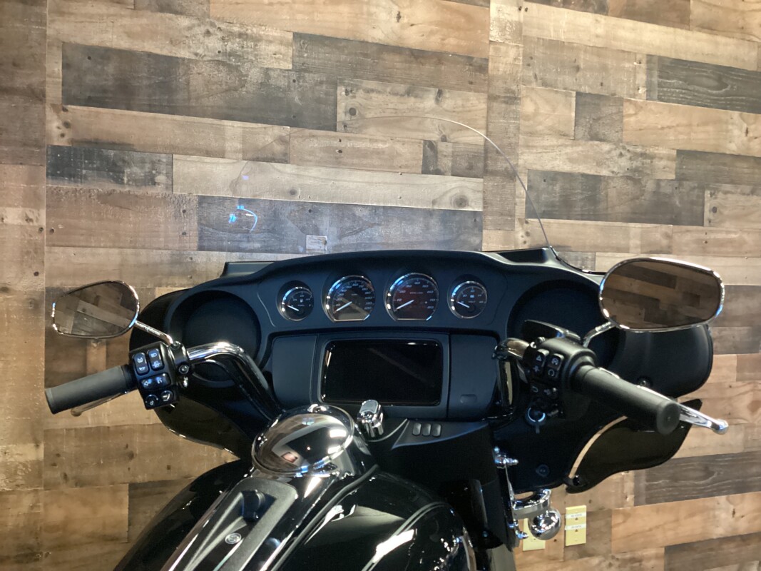 2024 Harley-Davidson Tri Glide Ultra Vivid Black FLHTCUTG - Photo 6